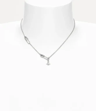 Collana con pendente a forma di spilla da balia