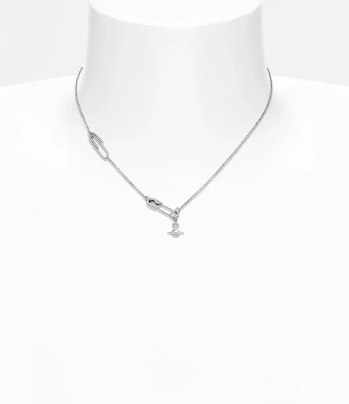 Collana con pendente a forma di spilla da balia